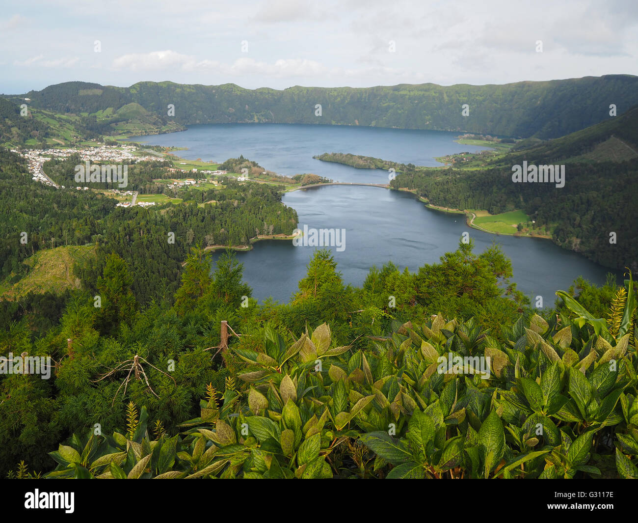 Sieben Städte Seen umgeben von grüner Vegetation und Wald Stockfoto