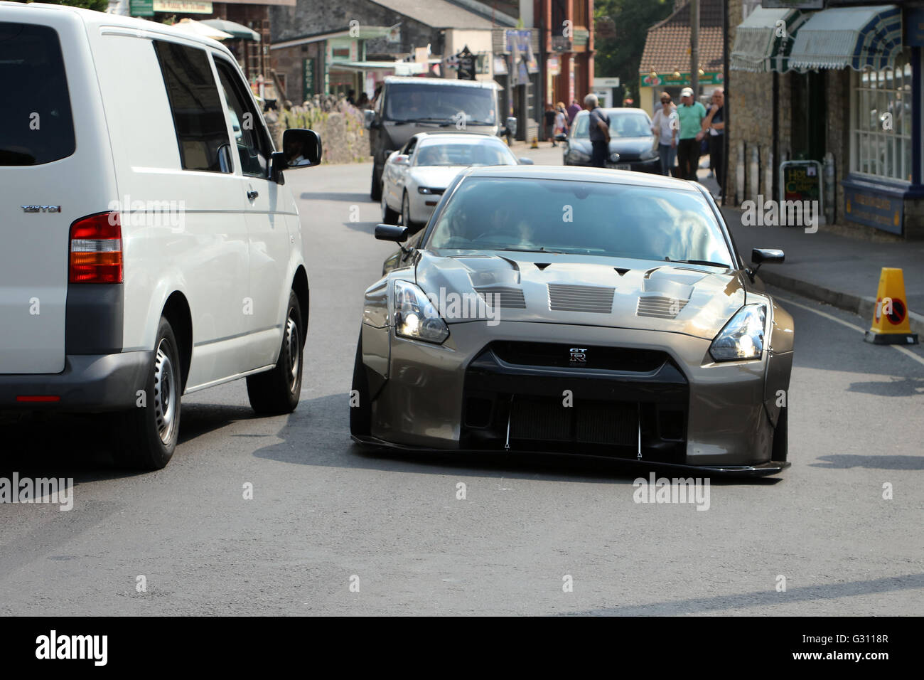 photo Modified Nissan Gtr R35 Custom https www alamy de stockfoto nissan gtr geandert custom auto cruisen das unterteil der cheddar gorge juni 2016 105129159 html