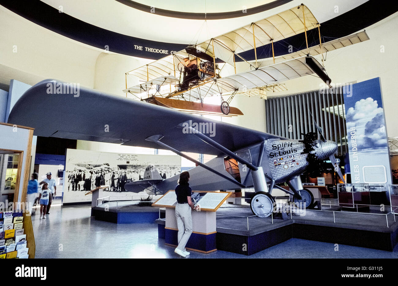 Eine Replik der Charles A. Lindbergh "Spirit of St. Louis" Flugzeug, das war der erste, im Jahre 1927 nonstop von New York nach Paris fliegen ist eine der Hauptattraktionen auf dem San Diego Air & Space Museum in San Diego, Kalifornien, USA. Mit finanzielle Unterstützung von der Missouri-Stadt, nach dem es benannt wurde, der Eindecker war entworfen, gebaut und getestet in San Diego, bevor machen seinen historischen Flug, 33-1/2 Stunden dauerte und Lindbergh $25.000 Preisgeld gewonnen. Angezeigt, über den "Spirit of St. Louis" ist ein Anfang Segelflugzeug Flugzeug. Stockfoto
