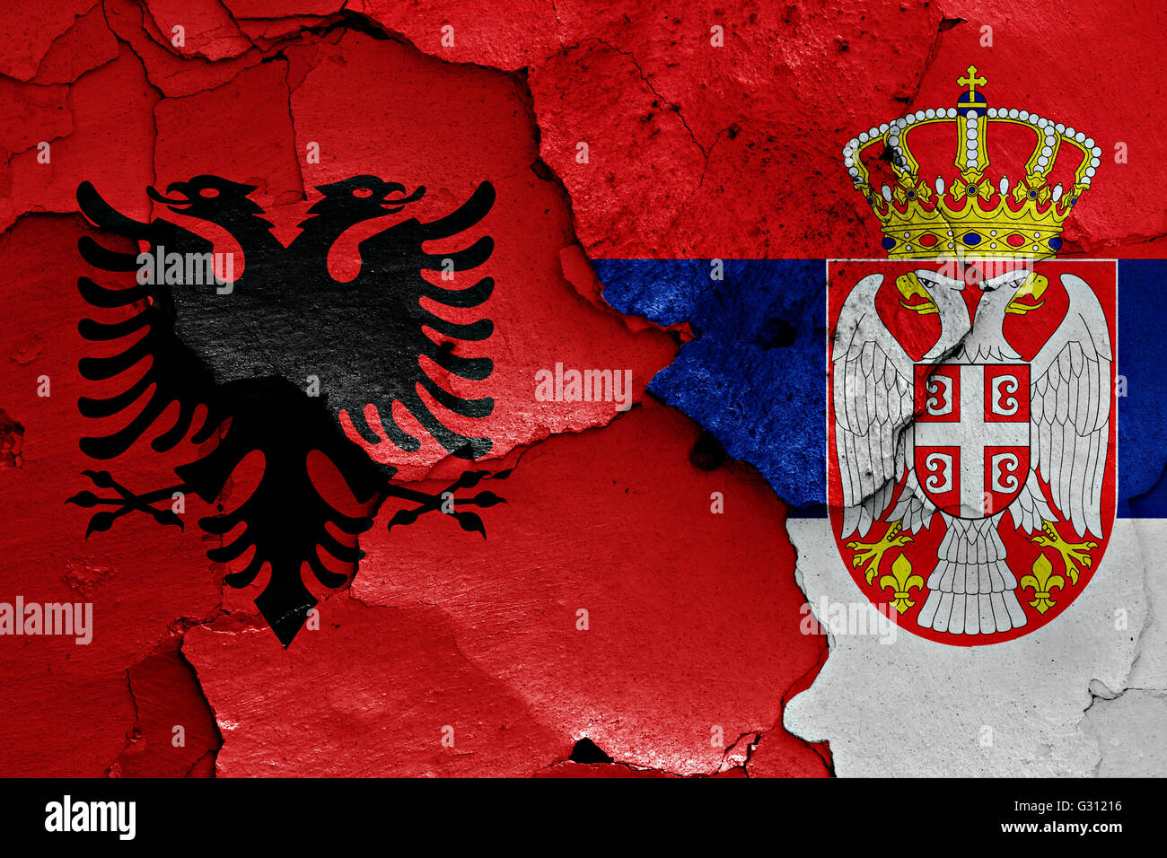 Flagge von Albanien und Serbien auf rissige Wand gemalt ...