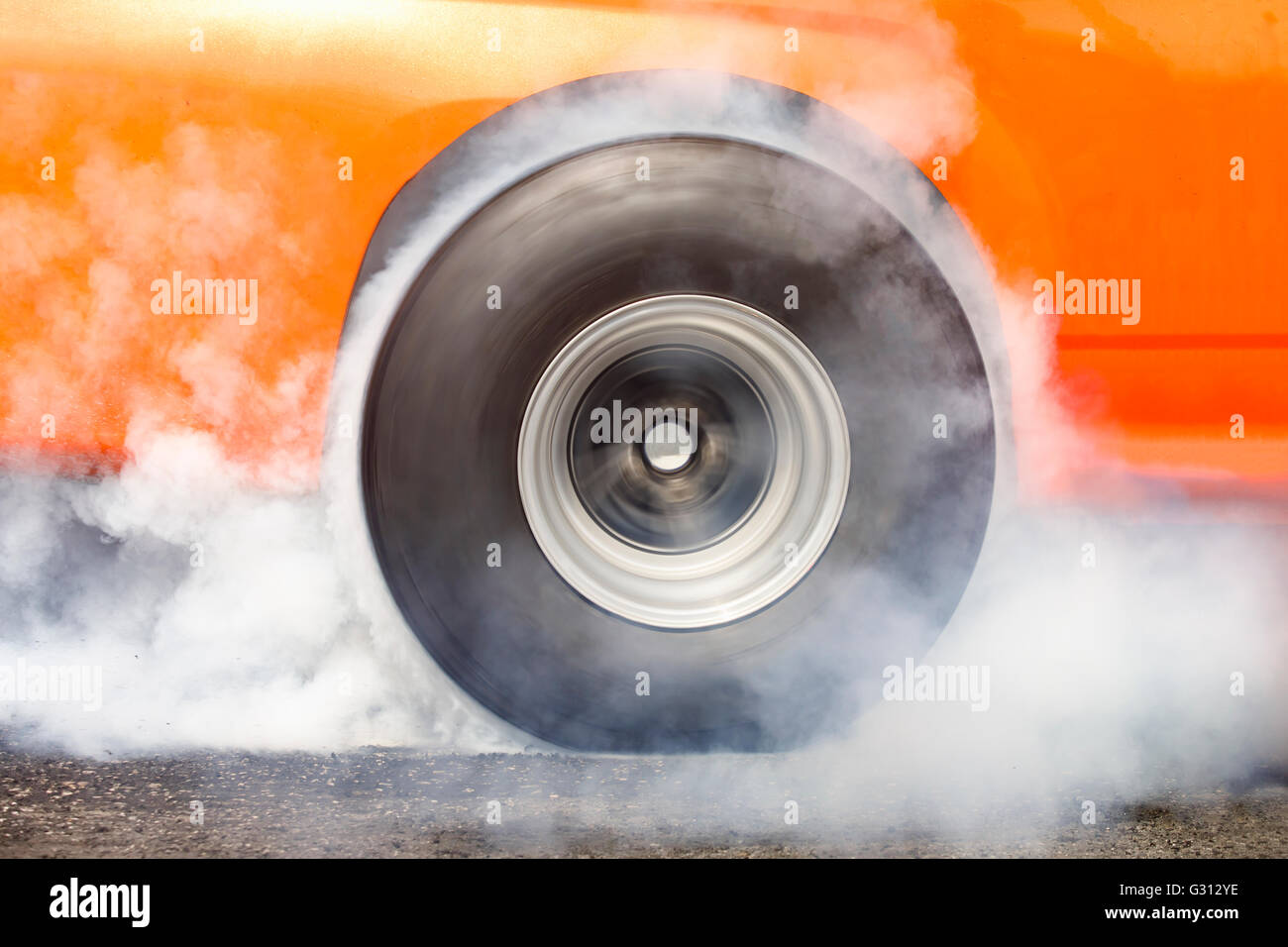 Rennwagen brennen Kautschuk aus seiner Reifen in Vorbereitung auf das Rennen Stockfoto