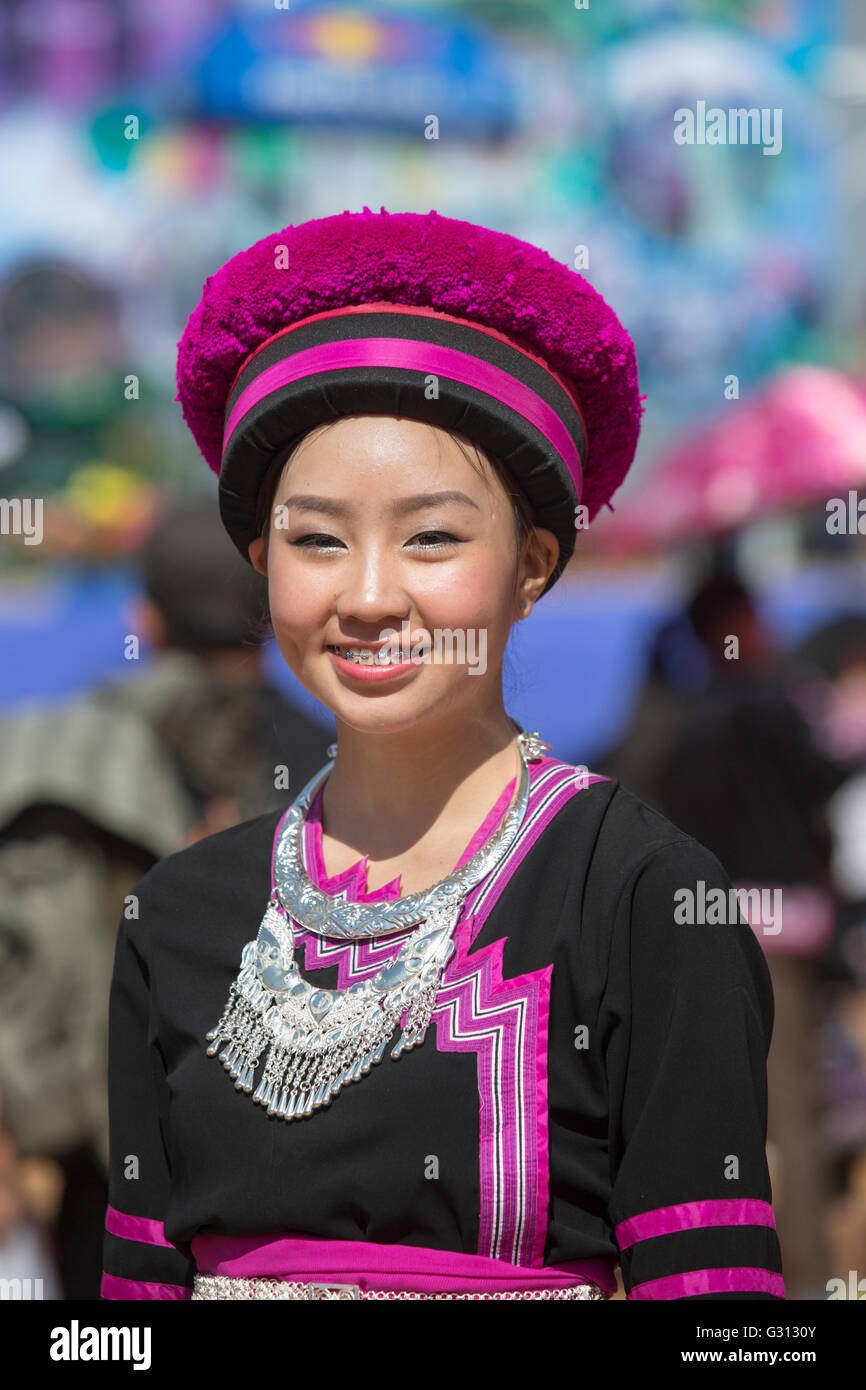 CHIANG MAI, THAILAND - JAN-12: Nicht identifizierte Hmong weibliche Tracht in die feiern Silvester Hmong Stämme Stockfoto