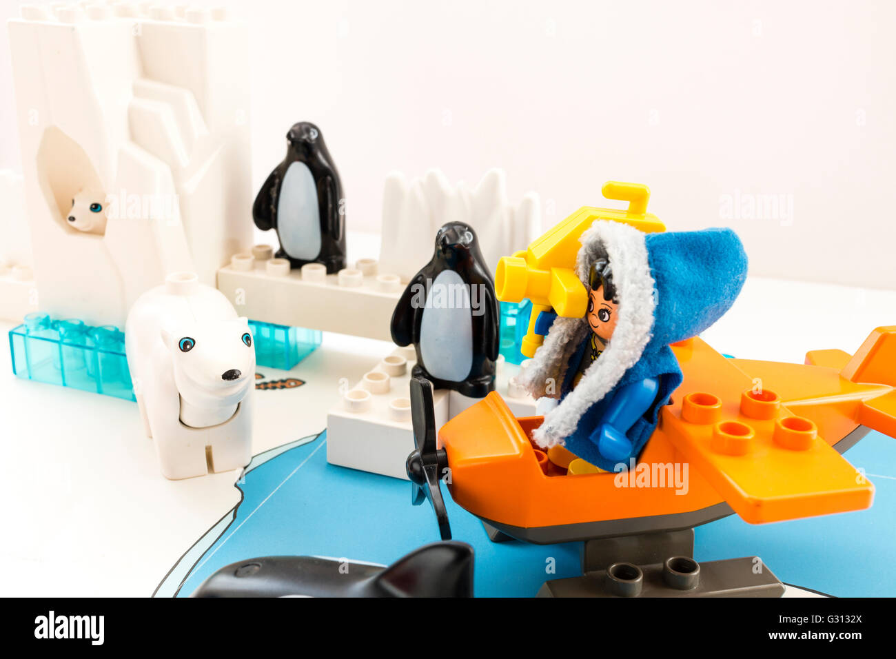 Lego duplo explore Arktis Spielplatzgeräte. Hohen Winkel nach unten im  Basislager auf dem Eis mit Lego Leute, Wasserflugzeug, Pinguine und  Eisbären Stockfotografie - Alamy