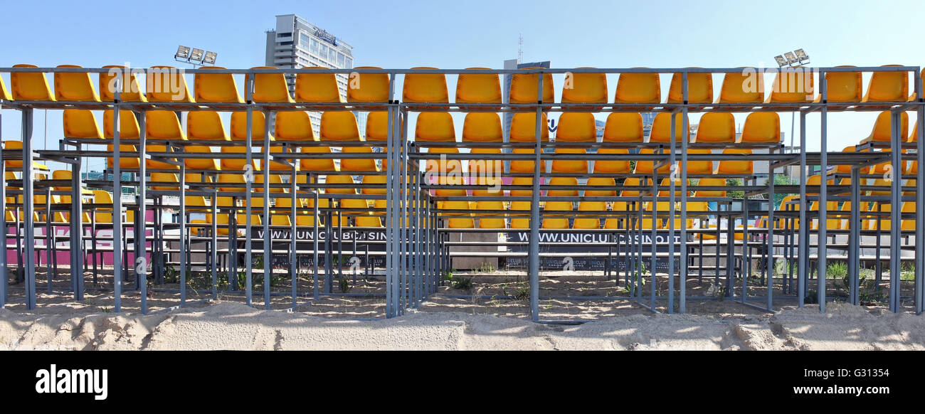 VILNIUS, Litauen - 29. Mai 2016: Rücken Seitenansicht des leeren Rängen auf der sandigen Arena für Beach-Volleyball. Es ist das Zentrum der t Stockfoto