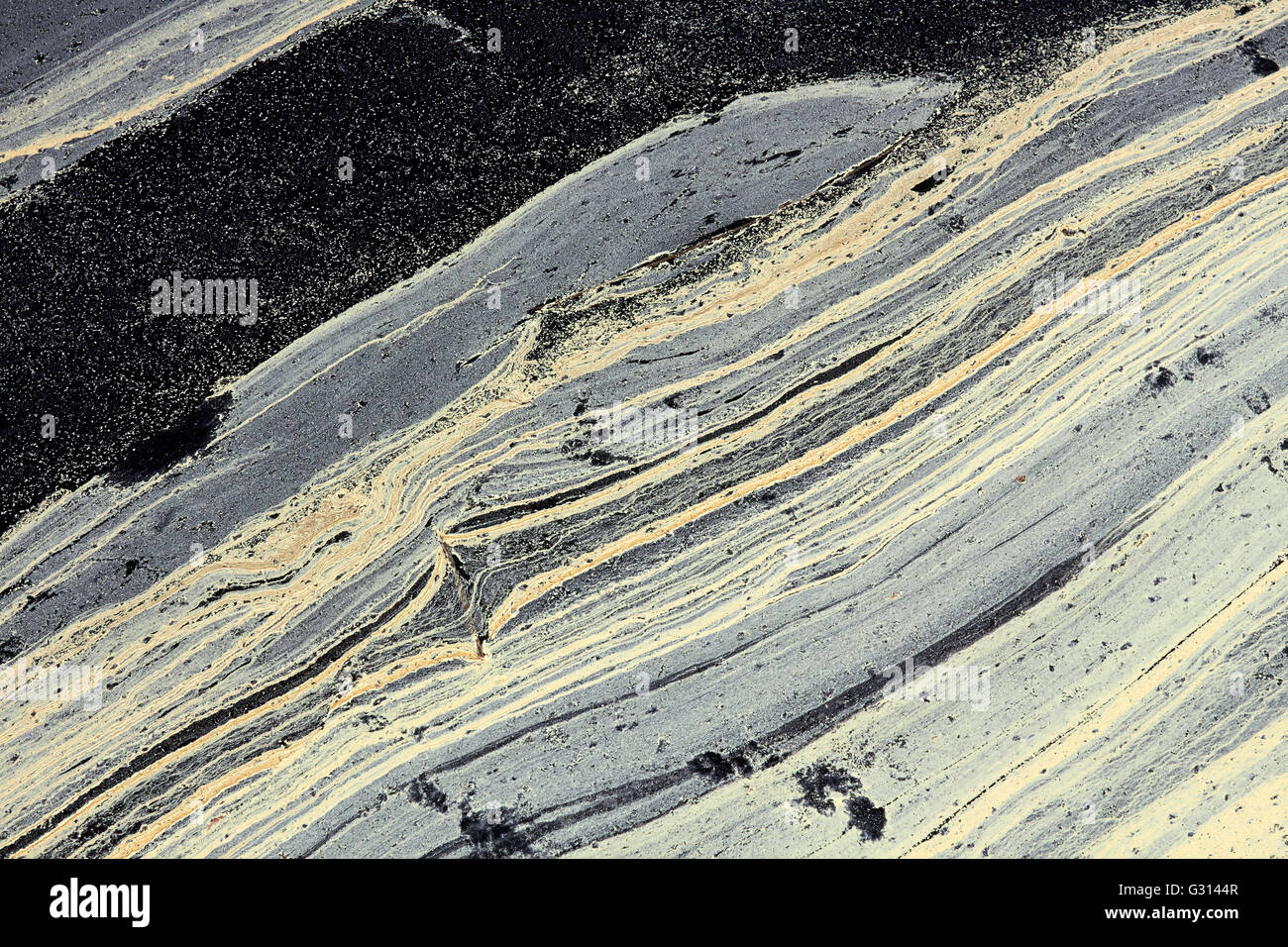 Gelb-Kiefer Pollen schwimmt auf Wasser, Finnland Stockfoto