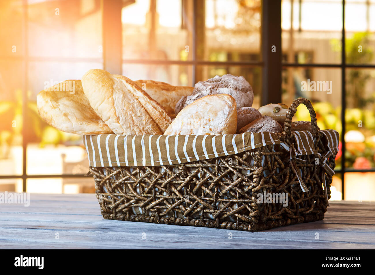 Korb mit Brot gefüllt. Stockfoto