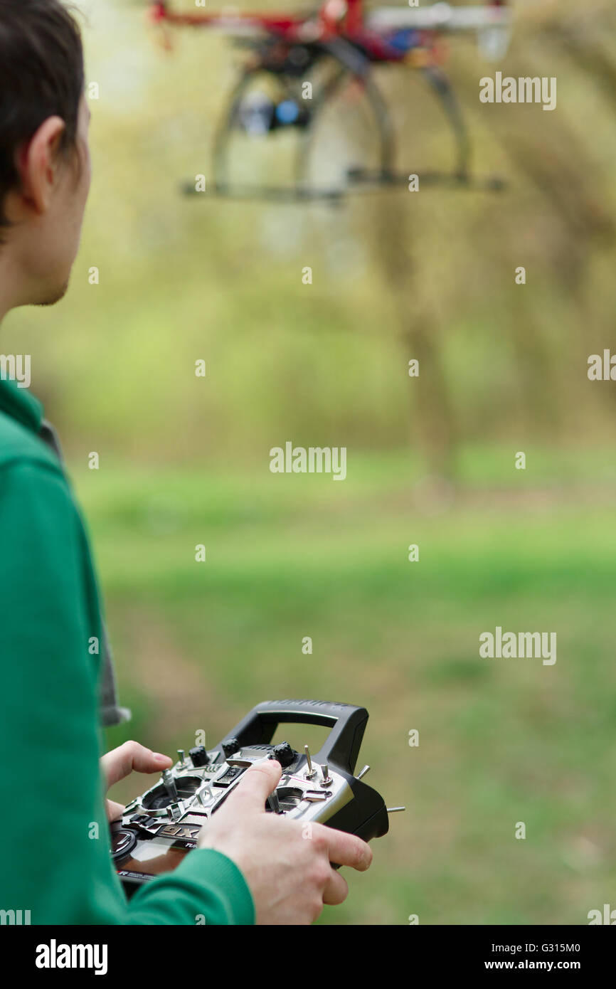 Mann-Controlling eine Drohne. Stockfoto