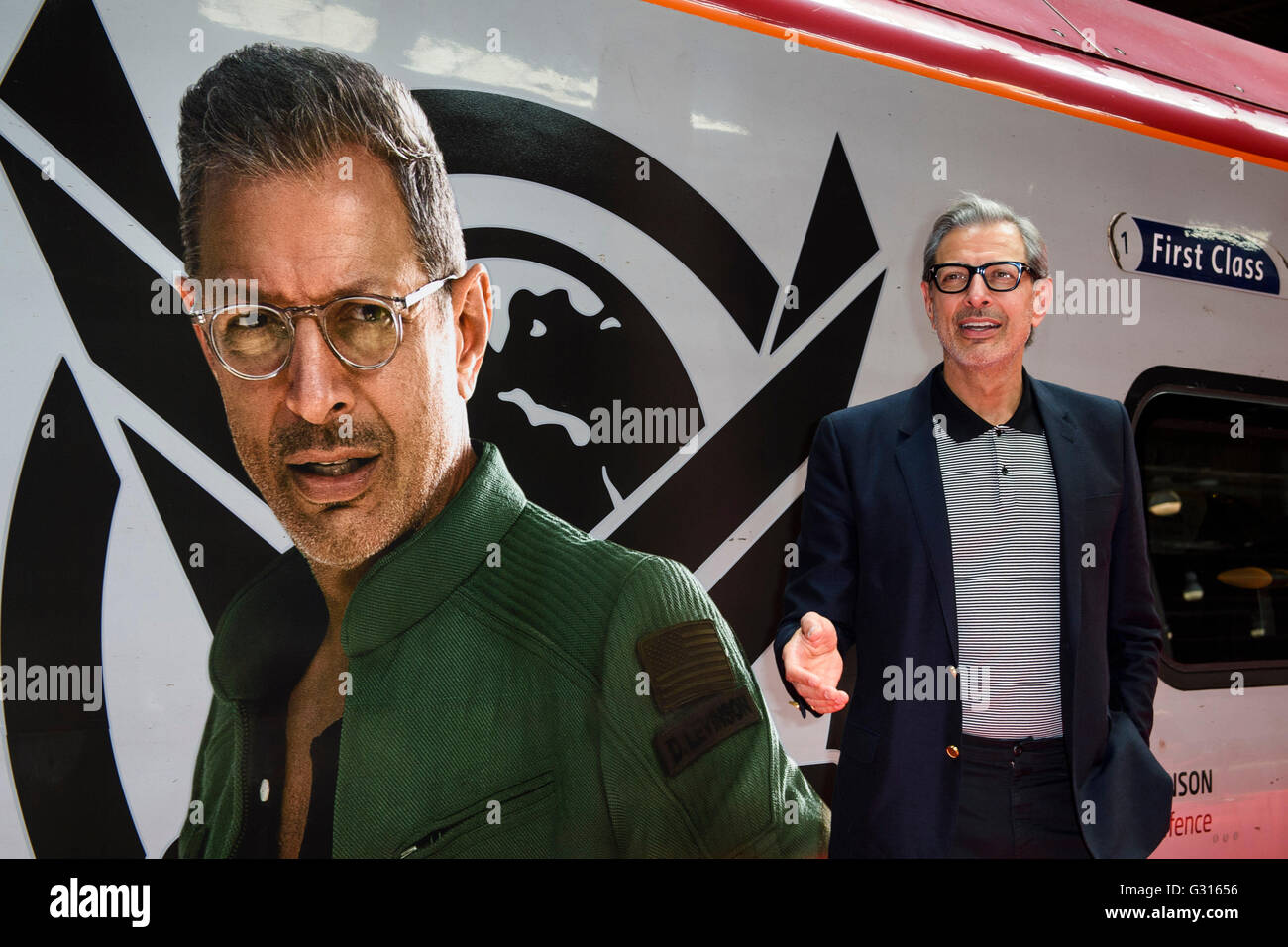 Jeff Goldblum stellt ein Flaggschiff 11-natives Autozug eingewickelt in INDEPENDENCE DAY: Wiederaufleben Livree, Euston Station in London. Stockfoto