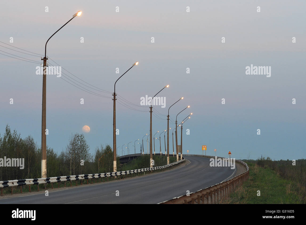Landschaft mit Mond am Rande der Straße. Die Straße nach Syktywkar City in den frühen Morgenstunden. Stockfoto