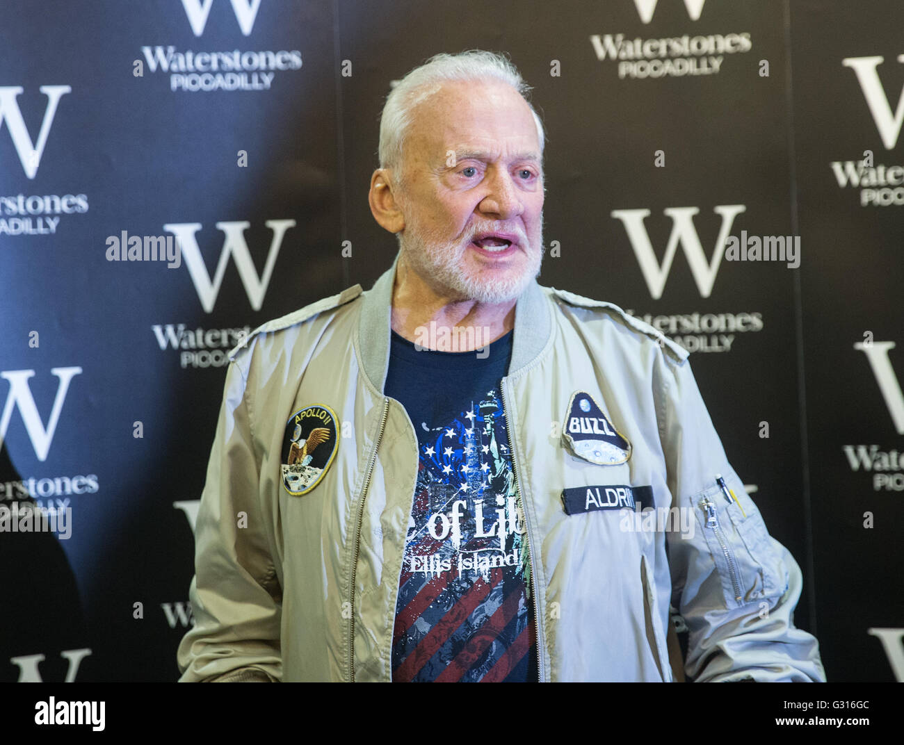 Buzz Aldrin bei einer Signierstunde seines Buches "kein Traum ist zu hoch: Leben Lektionen von A Mann, die Schritte auf dem Mond" Stockfoto