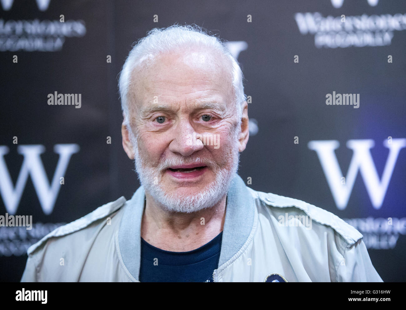 Buzz Aldrin bei einer Signierstunde seines Buches "kein Traum ist zu hoch: Leben Lektionen von A Mann, die Schritte auf dem Mond" Stockfoto