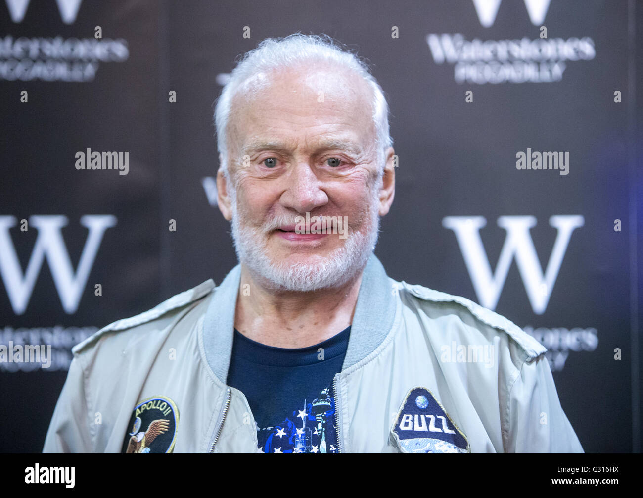 Buzz Aldrin bei einer Signierstunde seines Buches "kein Traum ist zu hoch: Leben Lektionen von A Mann, die Schritte auf dem Mond" Stockfoto