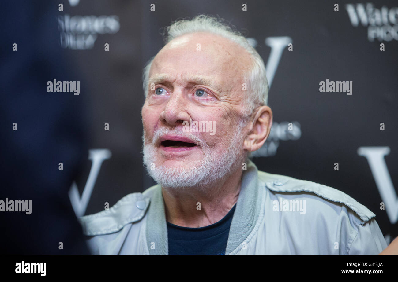 Buzz Aldrin bei einer Signierstunde seines Buches "kein Traum ist zu hoch: Leben Lektionen von A Mann, die Schritte auf dem Mond" Stockfoto