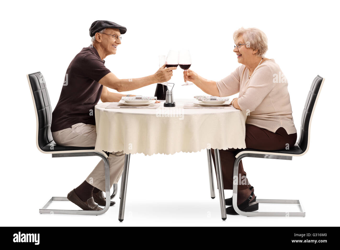 Älteres Ehepaar, einen Toast mit Rotwein setzte auf ein romantisches Rendezvous isoliert auf weißem Hintergrund Stockfoto