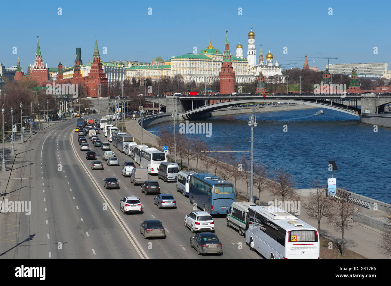 Blick auf Prechistenskaya Wasser, große steinerne Brücke und Moskauer Kreml. Panorama der Stadt Stockfoto