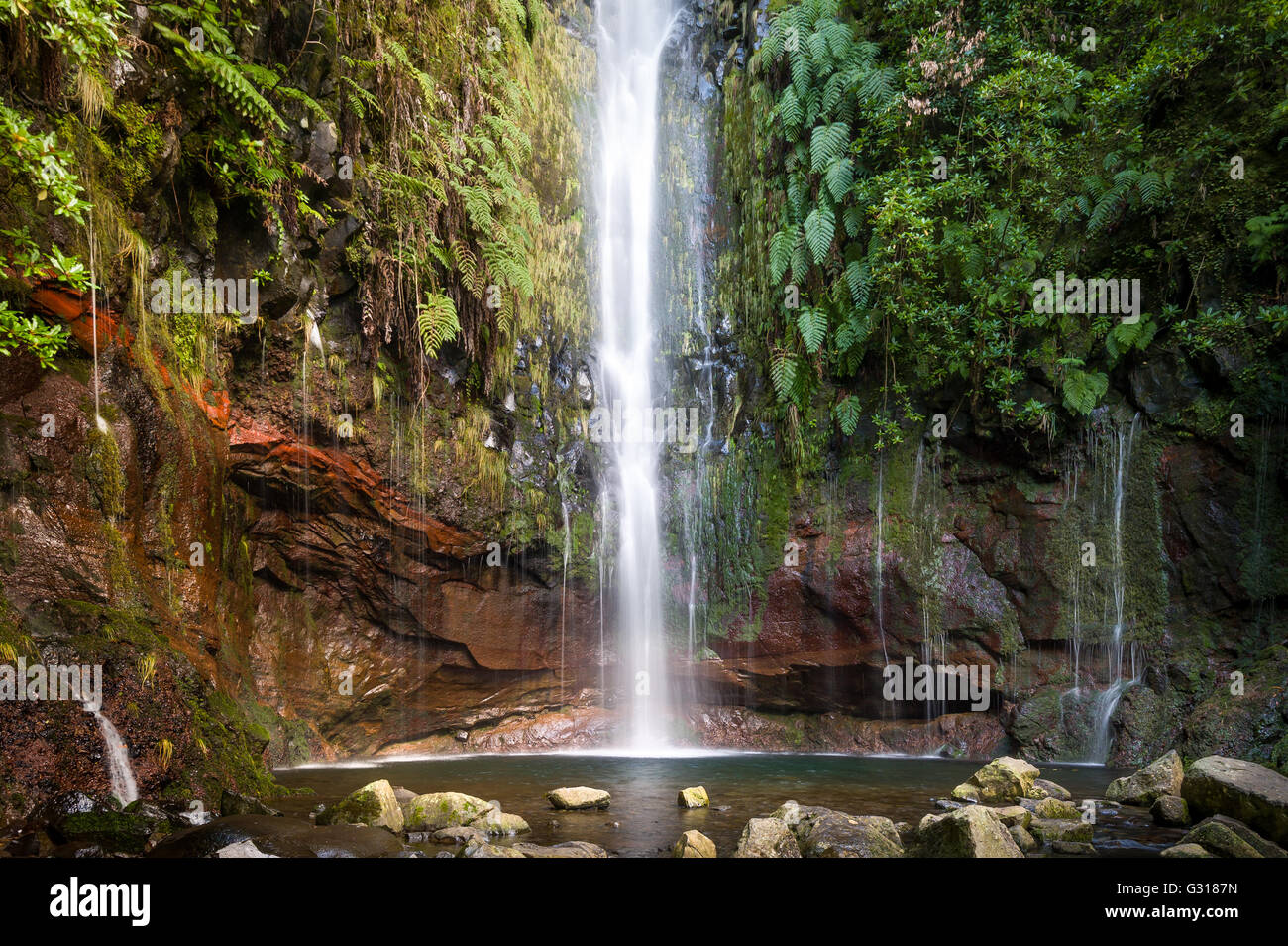 Schöner Wasserfall ein Wandern route Levada 25 Brunnen, Insel Madeira, Portugal. Stockfoto