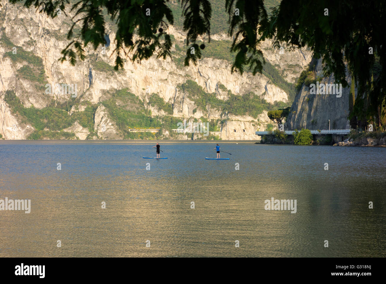 Stand Up Paddling am Lago di Garda - Ansicht von Riva - Italien, Europa Stockfoto
