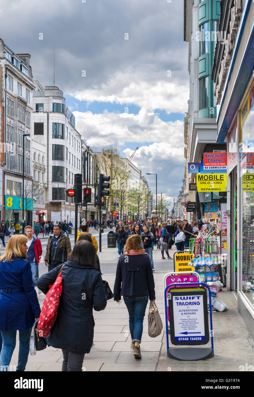 Geschäfte auf der Oxford Street in West End, London, England, Großbritannien Stockfoto