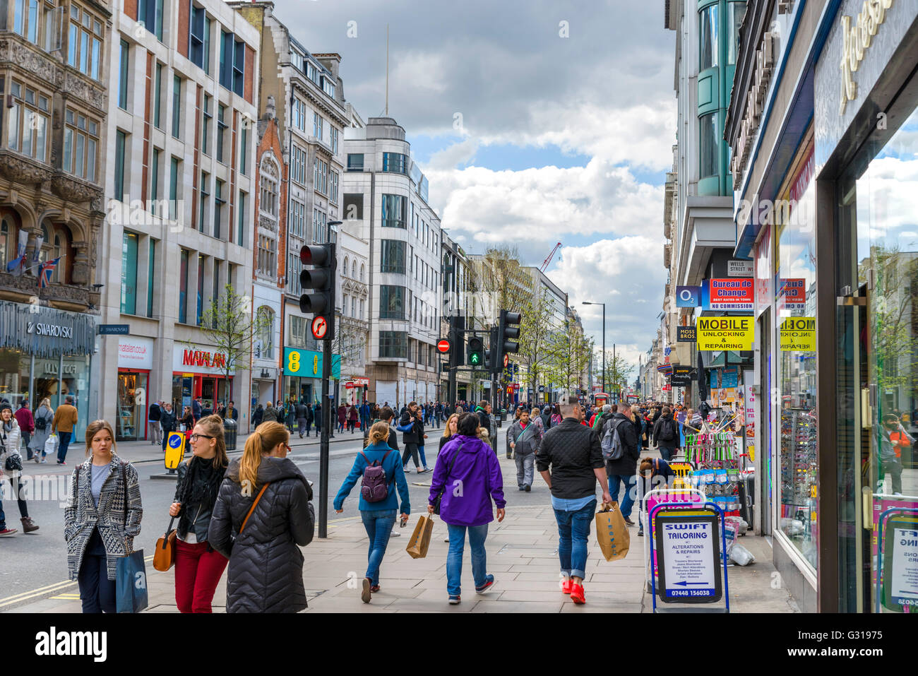 Geschäfte auf der Oxford Street in West End, London, England, Großbritannien Stockfoto