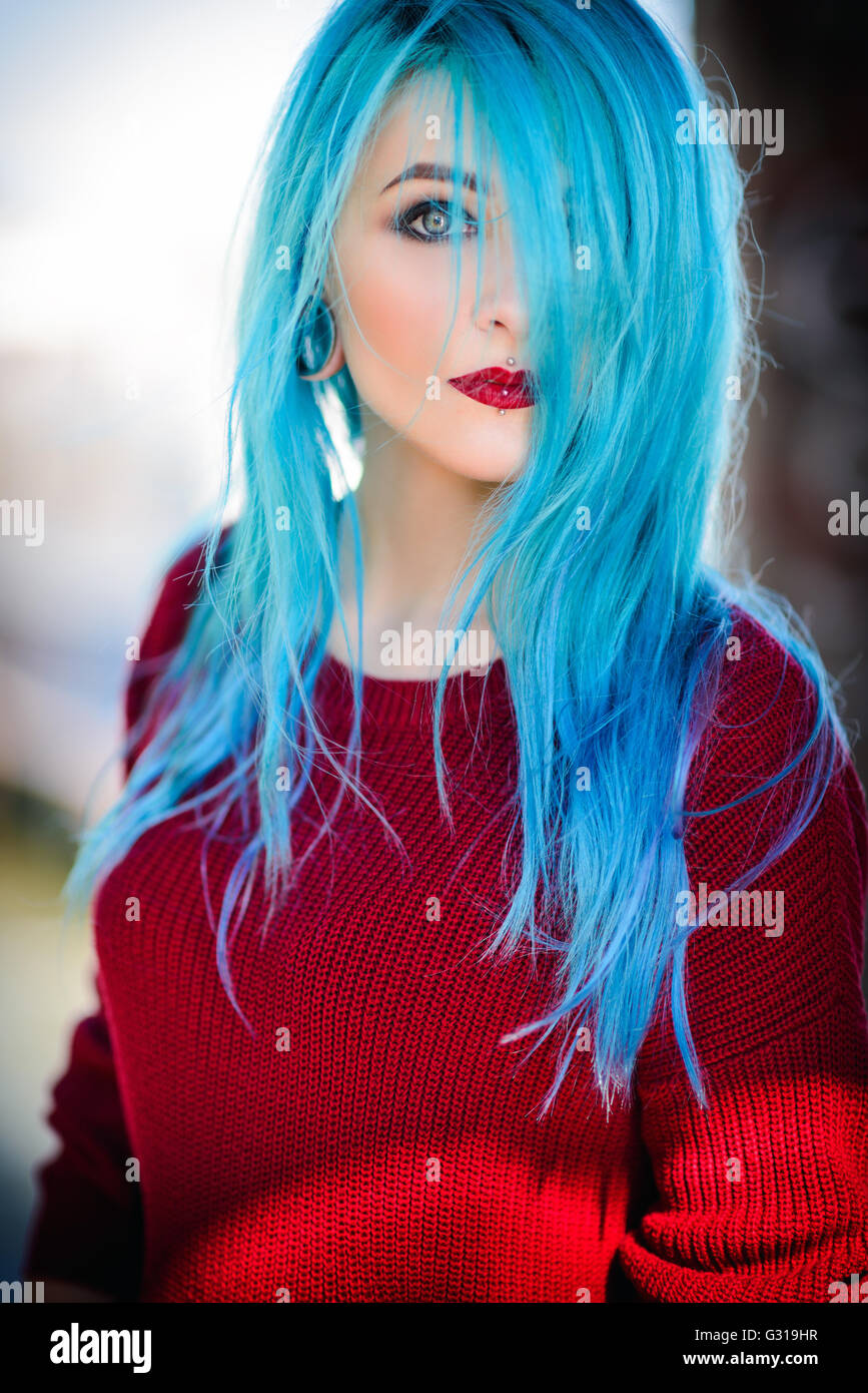 Porträt einer schönen jungen Frau mit blauen Haaren Stockfoto