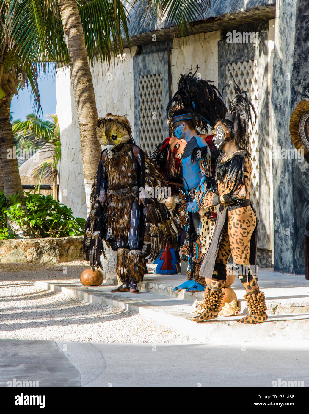 Darsteller in native Kostüm begrüßen Besucher von einem Kreuzfahrtschiff Costa Maya, Mexiko Stockfoto