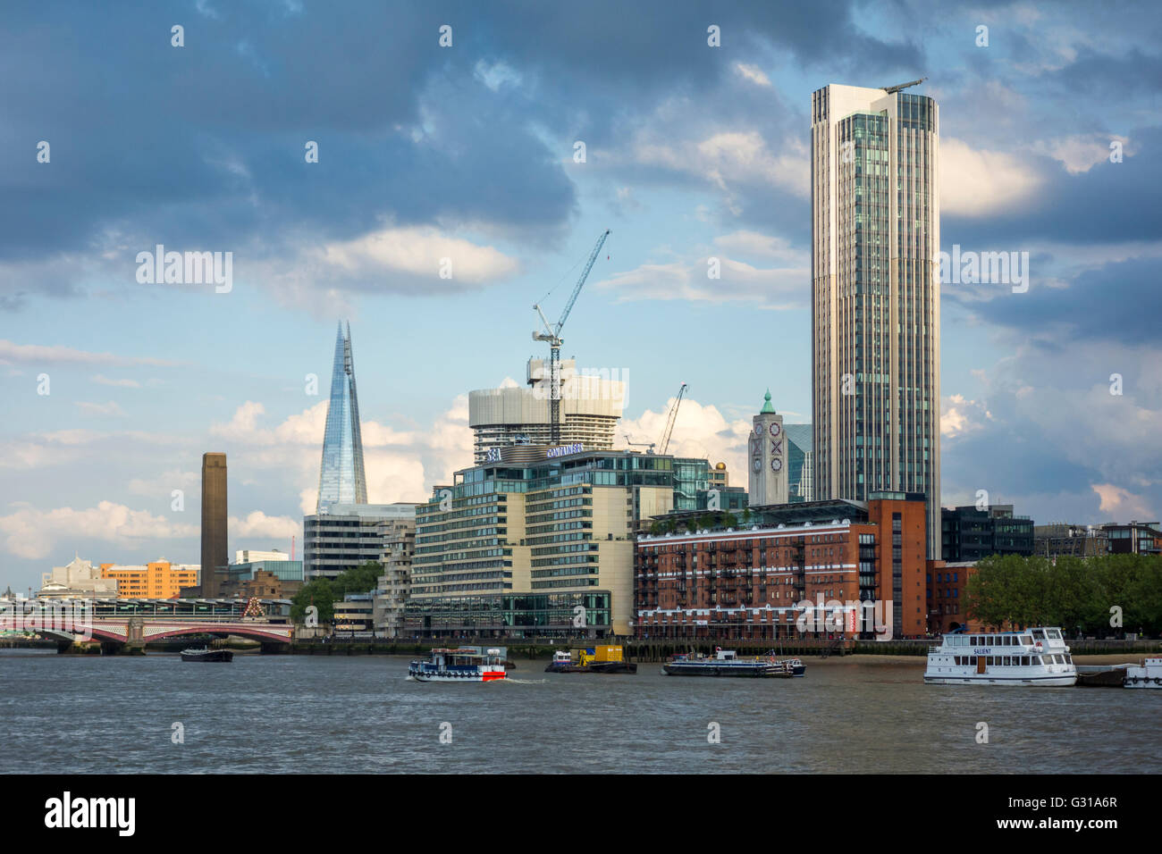 South Bank Tower (von Richard Seifert) und Oxo Tower mit Turm 1 Blackfriars im Bau. London, UK Stockfoto