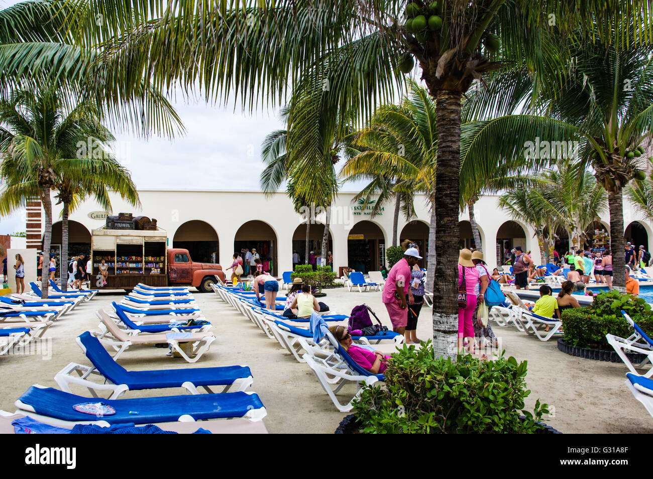 Touristen entspannen die Sonne am Costa zurückgreifen kann.  Costa Maya, Mexiko Stockfoto