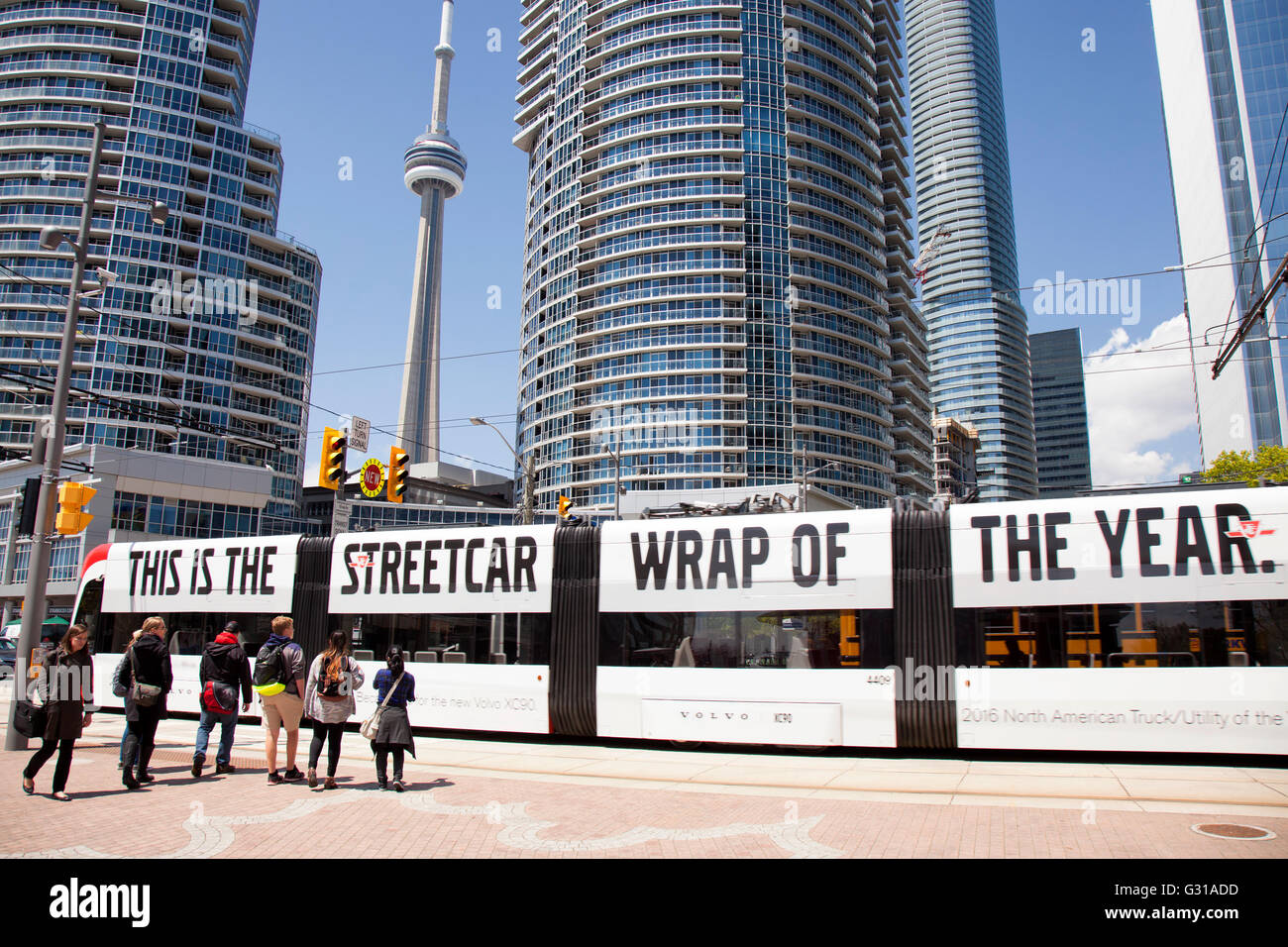 Passagiere warten auf eine Straßenbahn in der Innenstadt von Toronto Bord Stockfoto