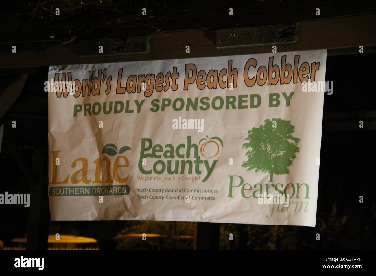 Weltweit größte Peach Cobbler Banner auf dem Pfirsich Festival. Stockfoto