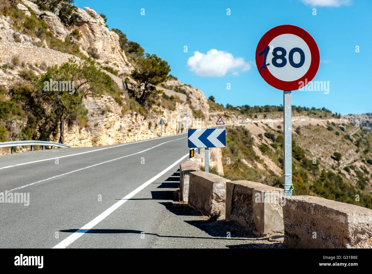 80 km/h Höchstgeschwindigkeit Zeichen auf einer Berg-Autobahn. Spanien Stockfoto