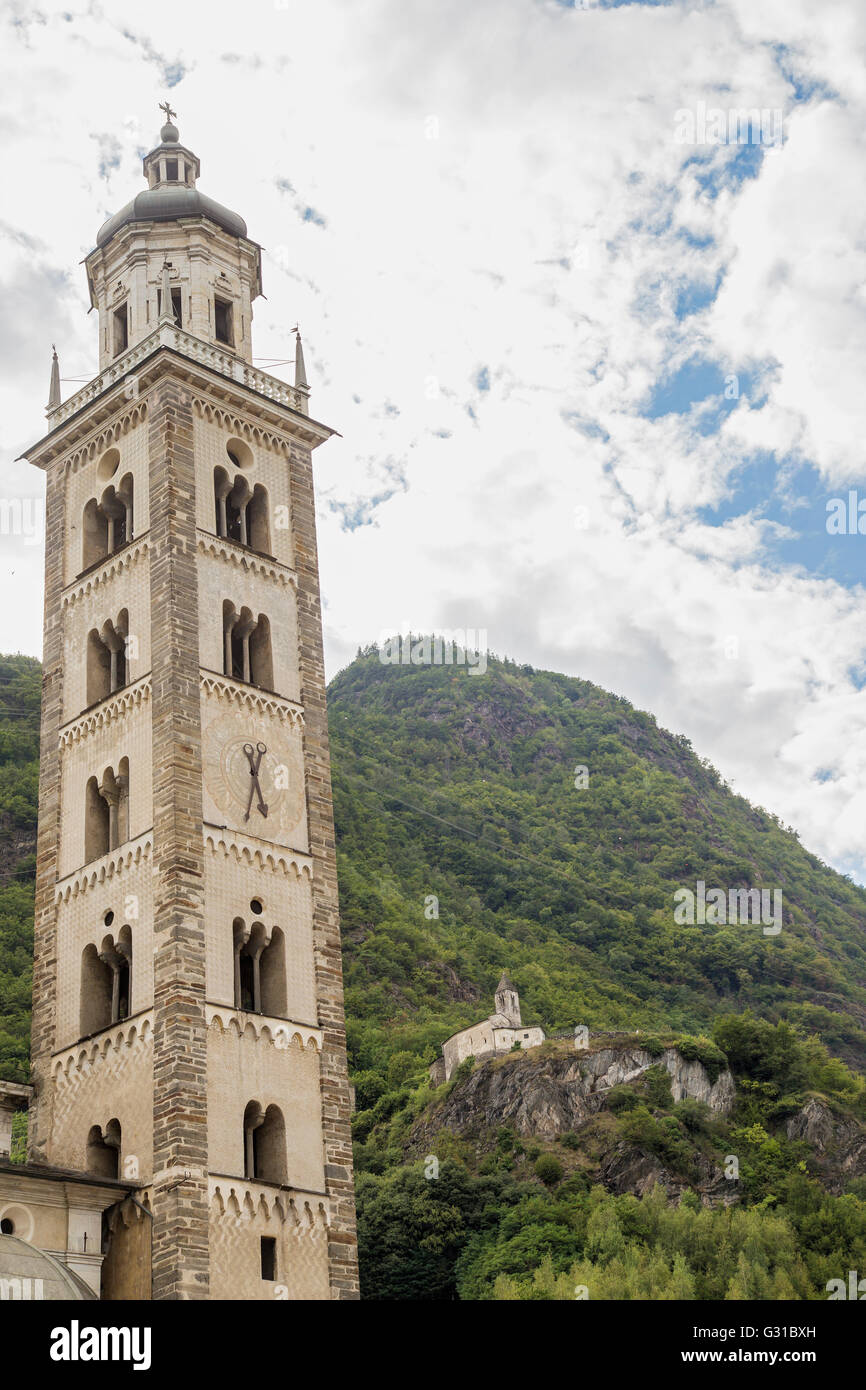 Der hohe Turm der Basilika von