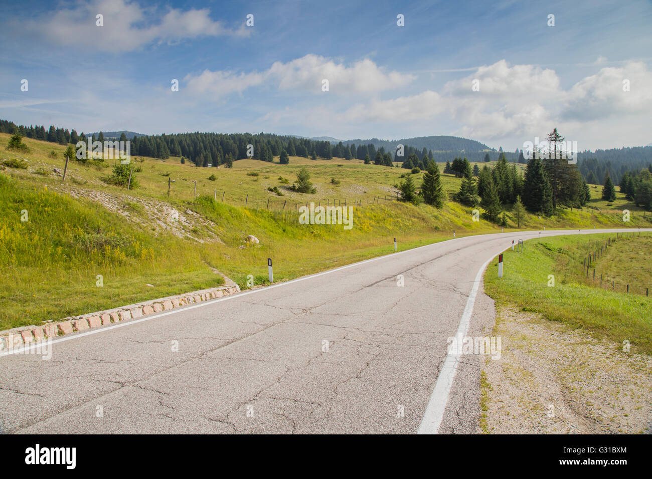 Italienische remote-Straße in den Ausläufern der Alpen der Hochebene von Asiago Stockfoto