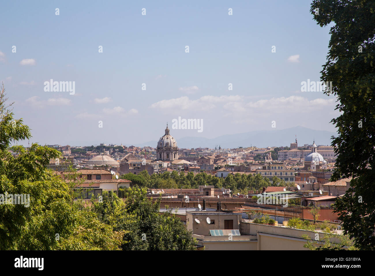Stadtbild von Rom im Sonnenlicht mit St. Peter Basilika im Hintergrund Stockfoto