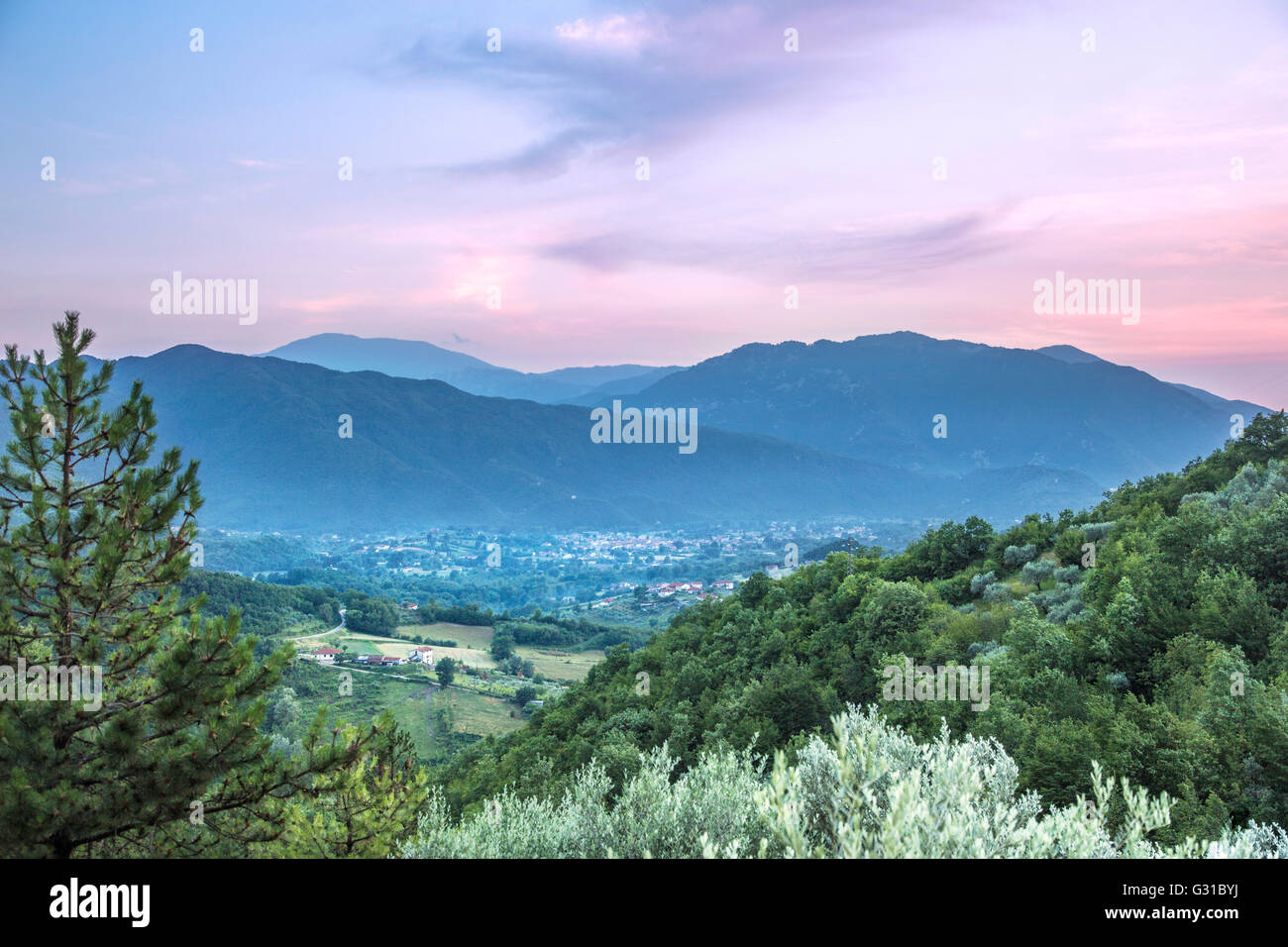 Rosa Sonnenuntergang auf dem Apennin, Gebirge in der Mitte von Italien Stockfoto