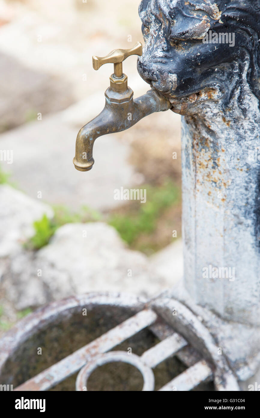 Einen alten rostigen Eisen Wasserhahn. Wassermangel ist eines der größten Probleme der Welt. Heute, fast 1 Milliarde Menschen in den Entwicklungsländern zu tun Stockfoto