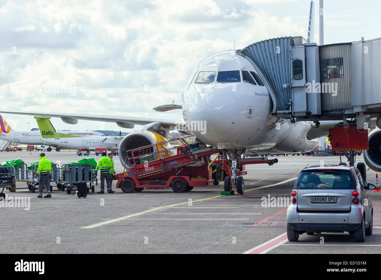 Bodenservice für Airbus Flugzeug betrieben durch spanische Billigfluggesellschaft Vueling Airlines SA am Hamburger Flughafen Stockfoto