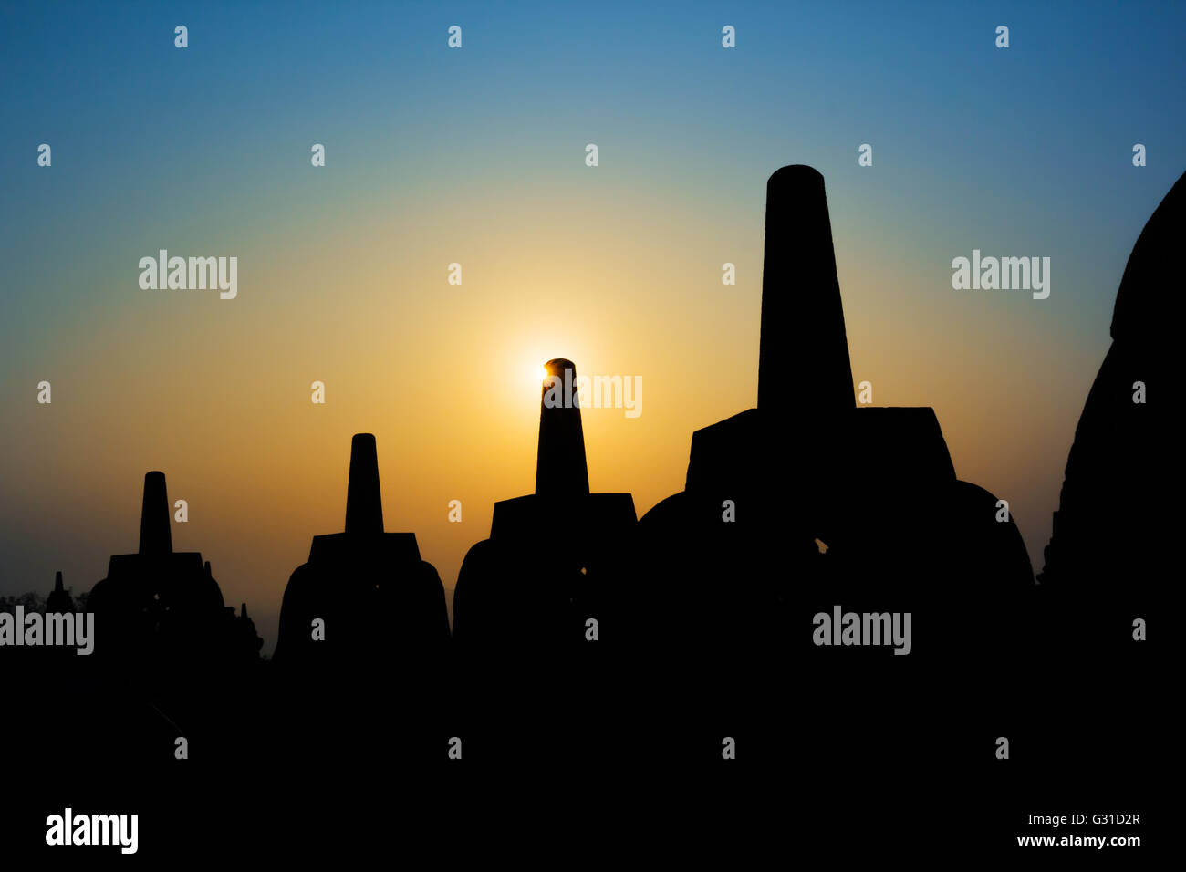 Silhouette Borobudur-Tempel bei Sonnenaufgangszeit mit Licht platzen, Yogyakarta, Java, Indonesien. Stockfoto