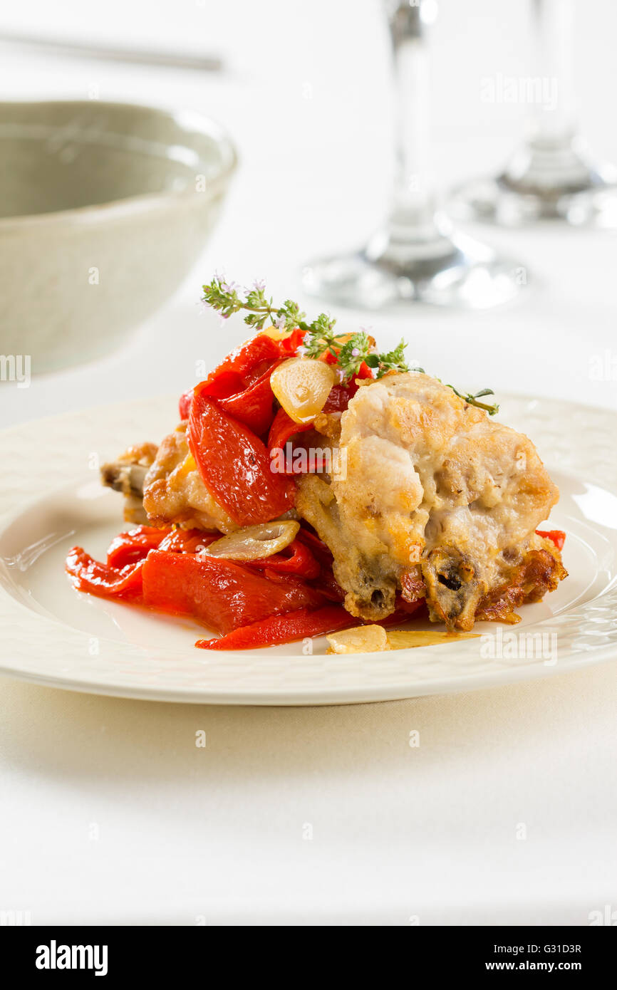 Kaninchen-Gericht mit gebratenen Paprika und Knoblauch Stockfoto