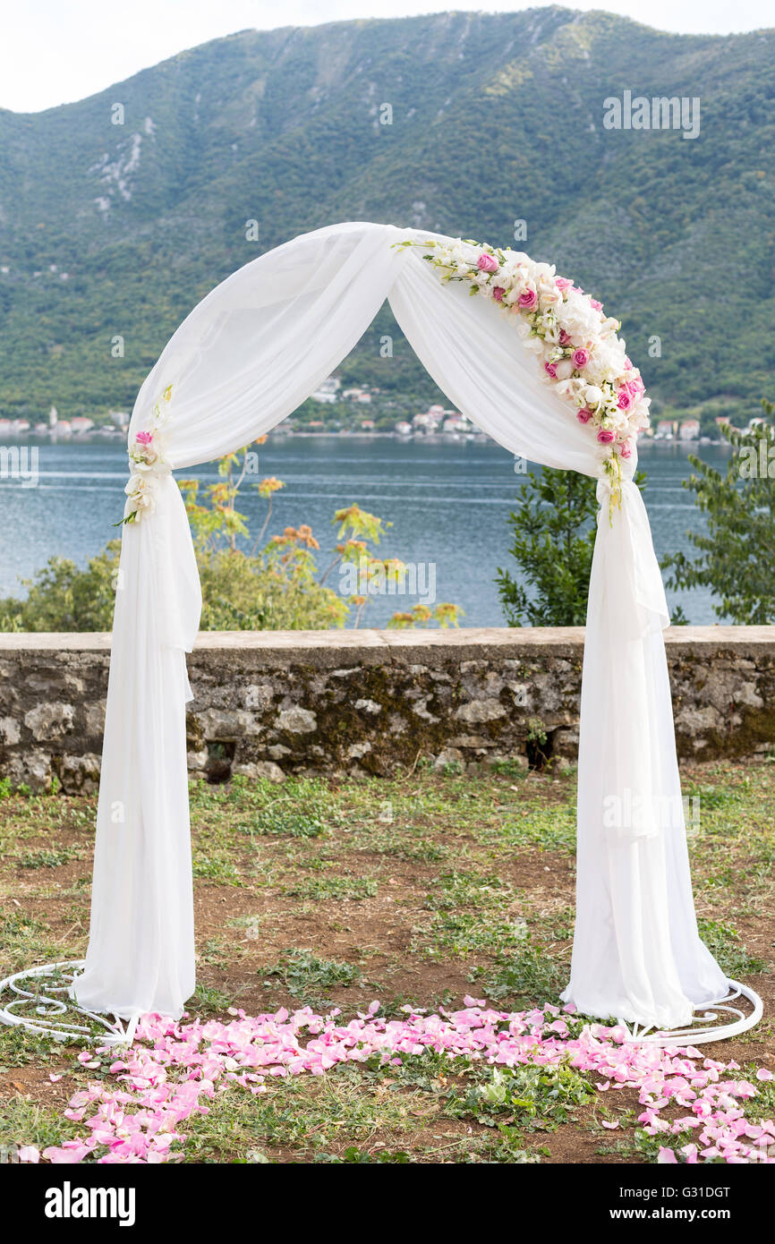 Hochzeit Bogen dekoriert mit Blumen im freien Stockfoto