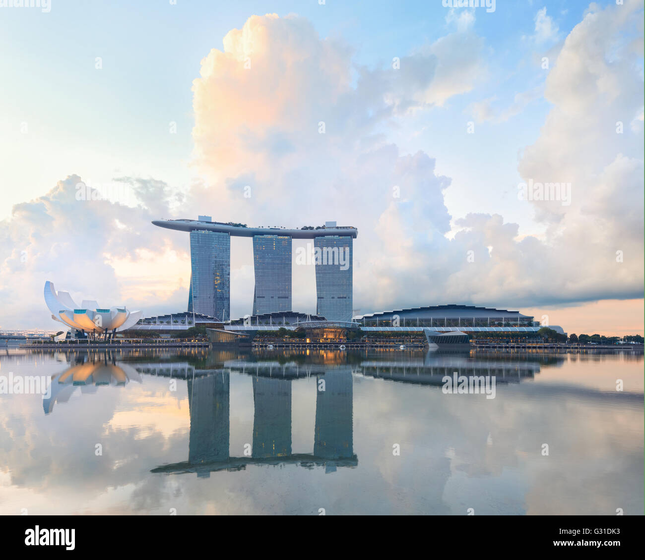 Singapur zentrale Kai mit Reflexion im Vordergrund. Architektur der modernen Stadt bei Sonnenaufgang Stockfoto