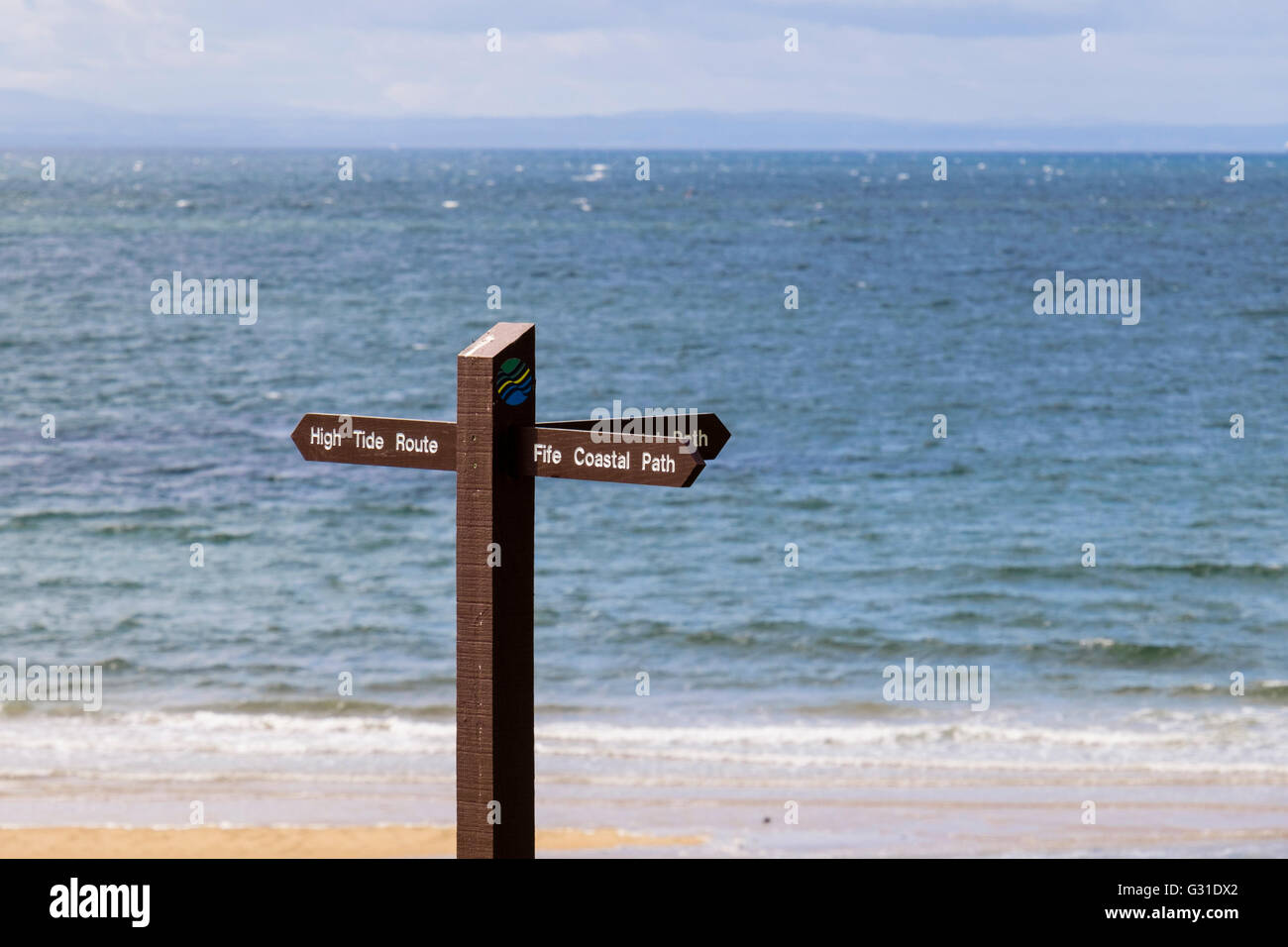 Fife Coastal Path Wegweiser in West Bay mit Meer hinter im Firth of Forth. Elie und Earlsferry, East Neuk, Fife, Schottland, UK Stockfoto