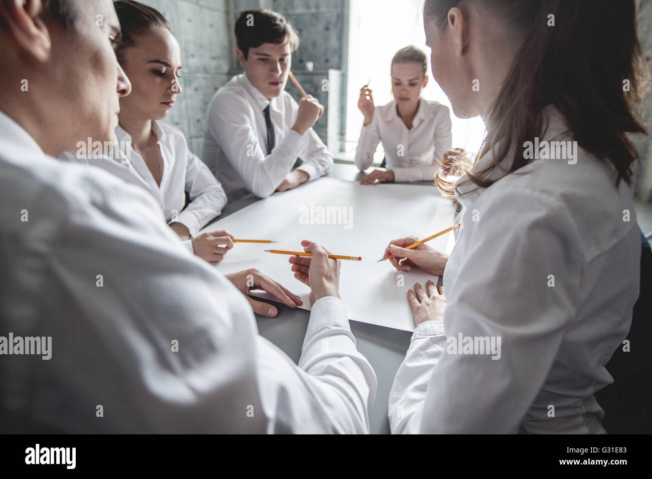 Gruppe von Geschäftsleuten, die gemeinsam auf Treffen im Büro Stockfoto