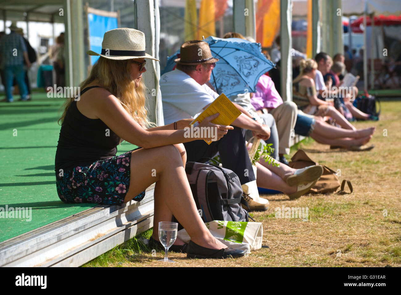 Besucher lesen & erholsame auf Hay Festival 2016 Stockfoto