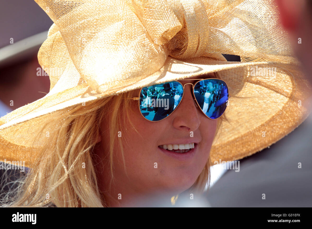 Ascot, Großbritannien, Frau mit Hut und verspiegelte Sonnenbrille auf der Rennbahn Stockfoto