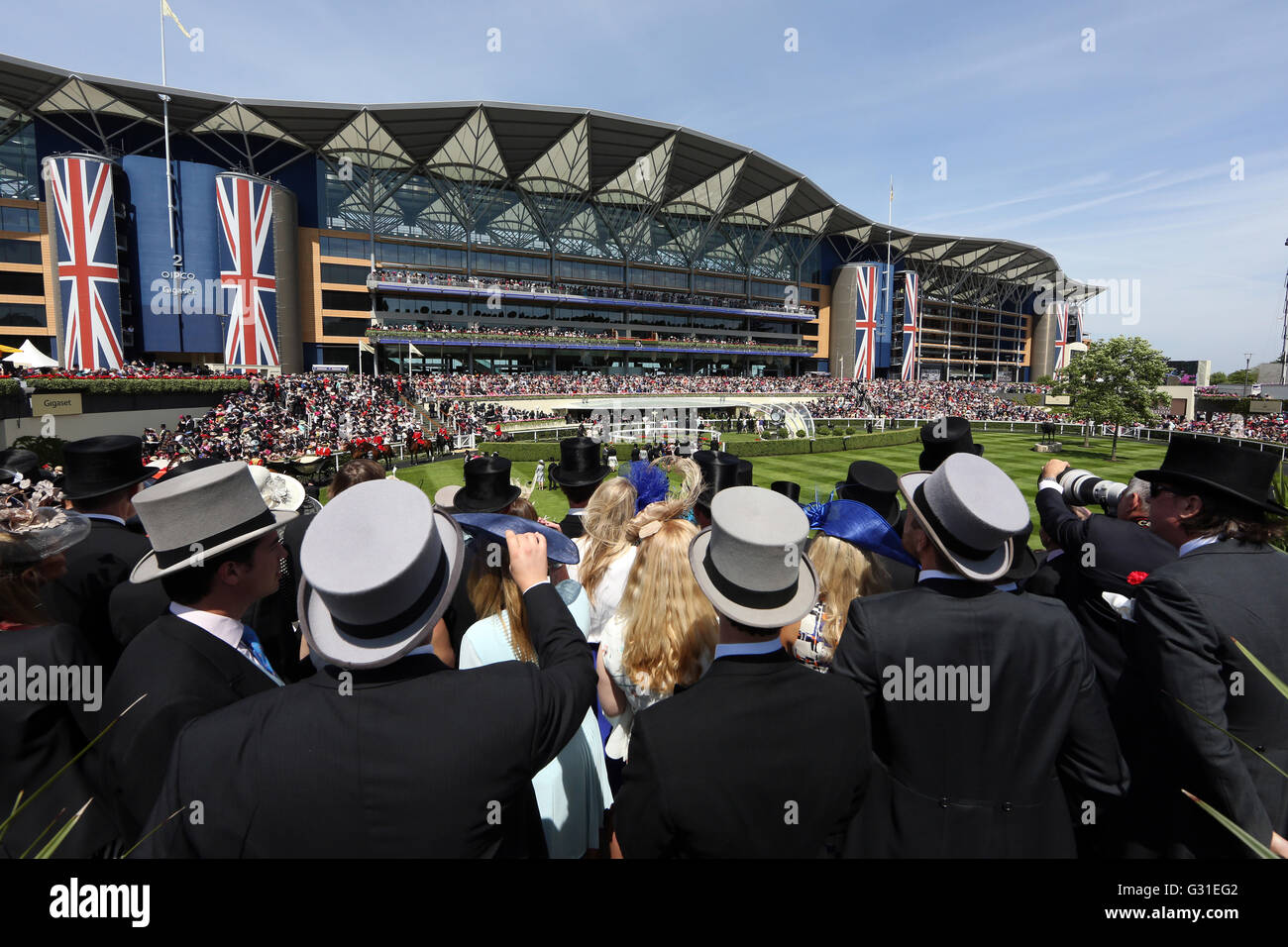 Prozession Ascot, Großbritannien, sehen Sie die Rennbahn während der Royal Stockfoto