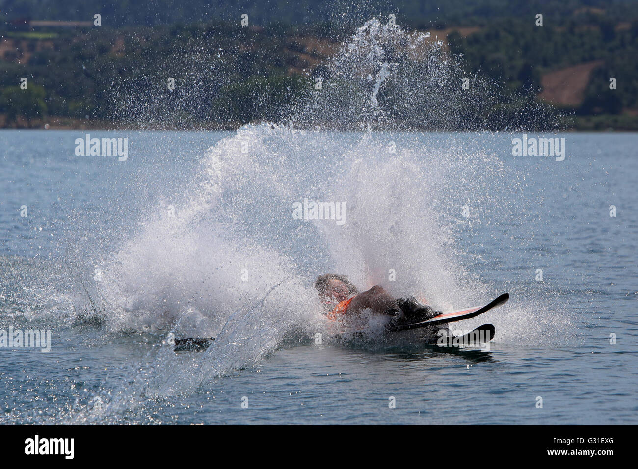 Capodimonte, Italien, stürzt Boy Wasserski am Lago di Bolsena Stockfoto