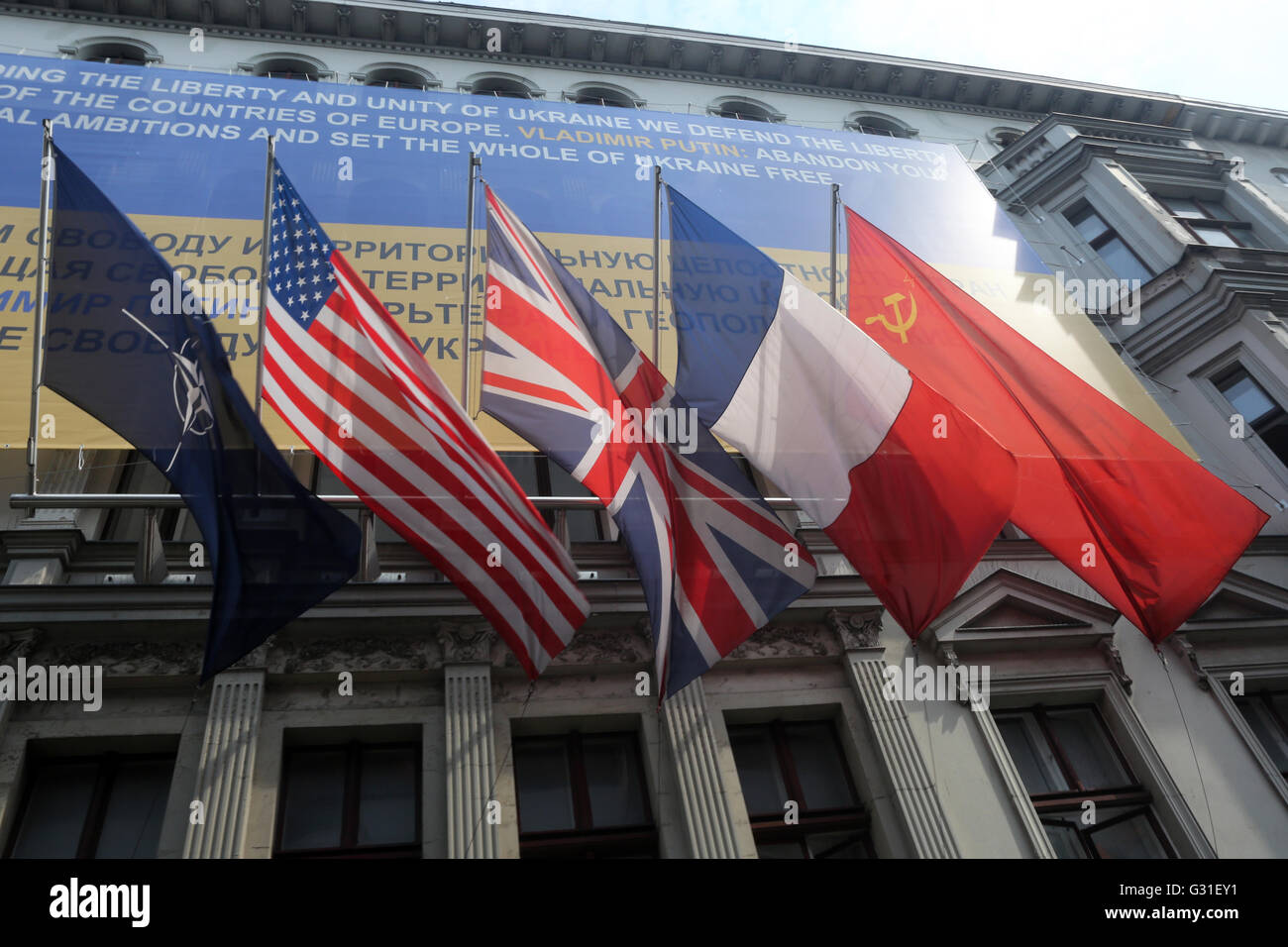 Berlin, Deutschland, Flagge der NATO und der nationalen Flaggen von Großbritannien, Frankreich, Russland und den USA Stockfoto