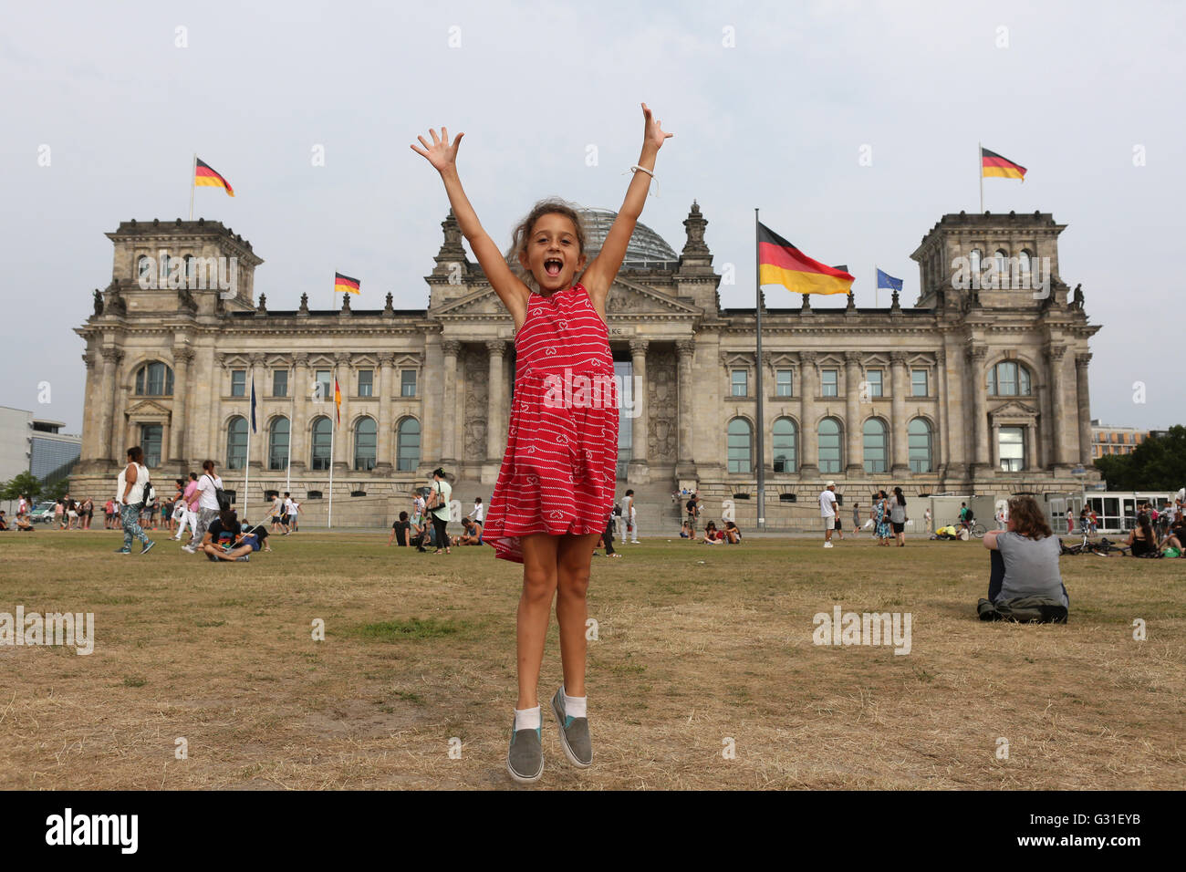 Berlin, Deutschland, springt kleines Mädchen vor dem Reichstagsgebäude fröhlich in der Luft Stockfoto