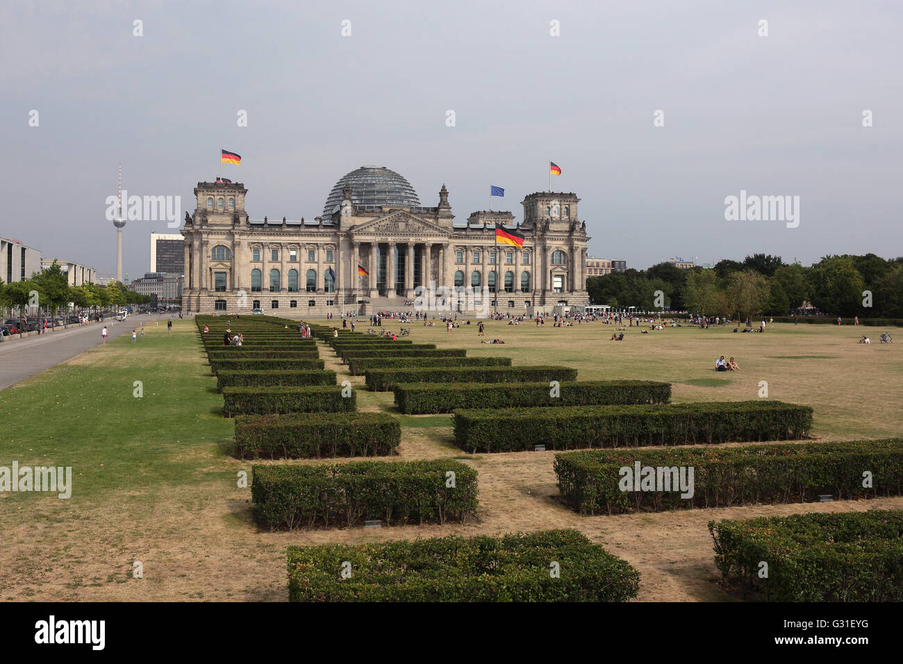 Berlin, Deutschland, mit Blick auf das Reichstagsgebäude und den Fernsehturm Stockfoto