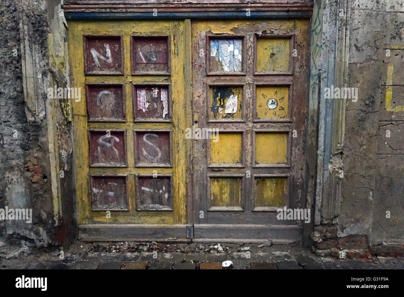 Potsdam, Deutschland, verwitterte Tür eines zerstörten Hauses Stockfoto